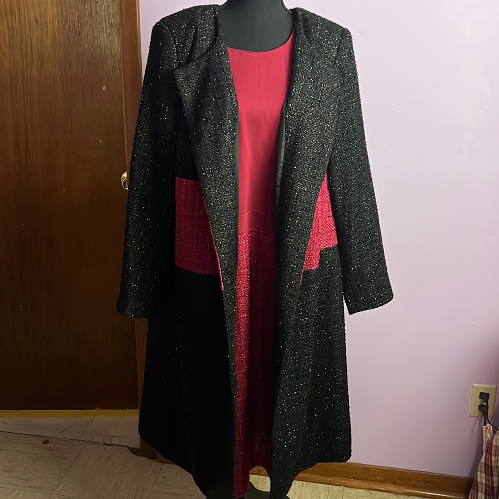 Beautiful 2 piece polyester wool blend suit…Is ready for a elegant evening.